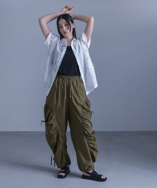 kOhAKU（コハク）の「『ギャザー切替裾ドロストパンツ』（その他パンツ・レディース・カーキ/ブラック・1/2）」の3枚目の写真