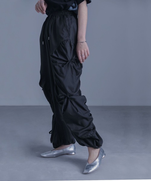 kOhAKU（コハク）の「『ギャザー切替裾ドロストパンツ』（その他パンツ・レディース・カーキ/ブラック・1/2）」の8枚目の写真