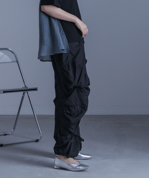 kOhAKU（コハク）の「『ギャザー切替裾ドロストパンツ』（その他パンツ・レディース・カーキ/ブラック・1/2）」の9枚目の写真