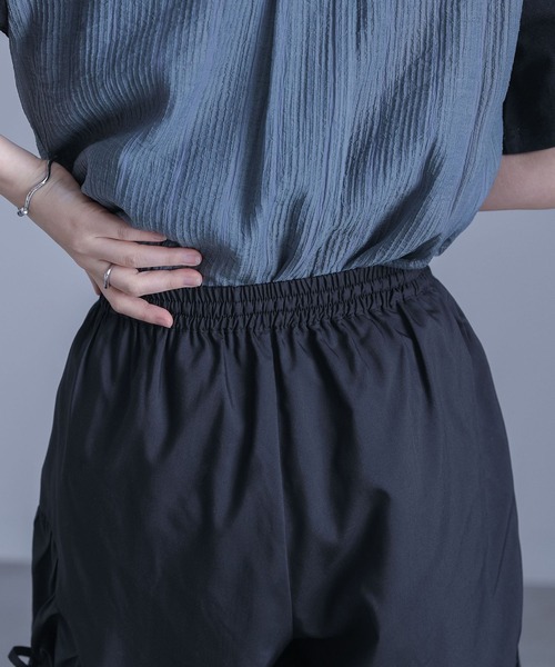 kOhAKU（コハク）の「『ギャザー切替裾ドロストパンツ』（その他パンツ・レディース・カーキ/ブラック・1/2）」の16枚目の写真
