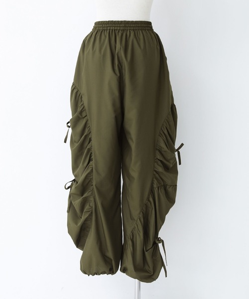 kOhAKU（コハク）の「『ギャザー切替裾ドロストパンツ』（その他パンツ・レディース・カーキ/ブラック・1/2）」の20枚目の写真