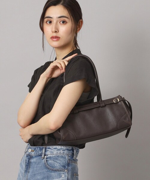 AULENTTI（オウレンティ）の「AULENTTI（オウレンティ）横長ベルト付きボストンバッグ（ボストンバッグ・レディース・ブラウン系・00）」の2枚目の写真