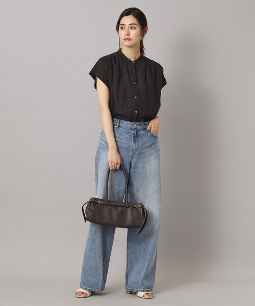 AULENTTI（オウレンティ）の「AULENTTI（オウレンティ）横長ベルト付きボストンバッグ（ボストンバッグ・レディース・ブラウン系・00）」の3枚目の写真