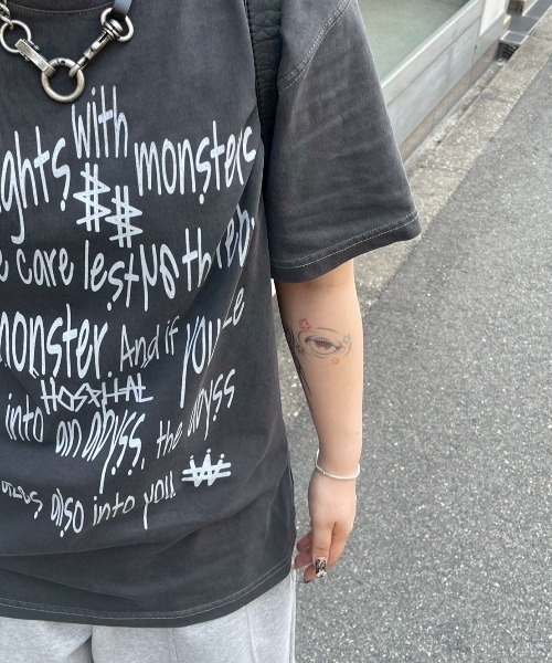 Chikashitsu +(チカシツプラス)の「【Chikashitsu +】messaging lettering t-shirt / 【チカシツプラス】メッセージレタリングプリント半袖Tシャツ(Tシャツ/カットソー・メンズ・ホワイト/チャコール/ブラック・ONE SIZE)」の22枚目の写真
