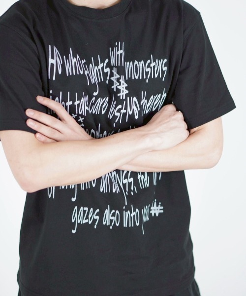 Chikashitsu +（チカシツプラス）の「【Chikashitsu +】messaging lettering t-shirt / 【チカシツプラス】メッセージレタリングプリント半袖Tシャツ（Tシャツ/カットソー・メンズ・ホワイト/チャコール/ブラック・ONE SIZE）」の21枚目の写真