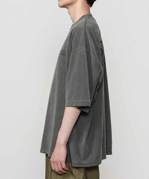 SEDAN ALL-PURPOSE（セダンオールパーパス）の「SEDAN ALL-PURPOSE | Garment Dyed S/S Tee MEN（Tシャツ/カットソー・メンズ・ホワイト/チャコール/ブラック・L/M）」の16枚目の写真