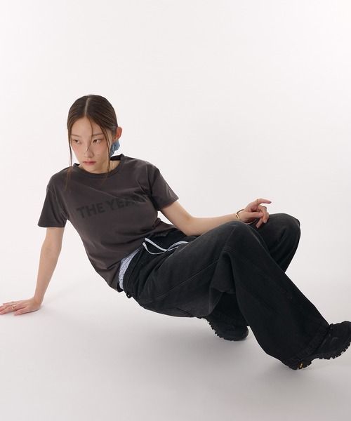 MUHET(ミュエータ)の「pigment logo t-shirt / ピグメント加工ロゴTシャツ(Tシャツ/カットソー・レディース・ブラウン/杢グレー/チャコールグレー/アイボリー・FREE)」の19枚目の写真