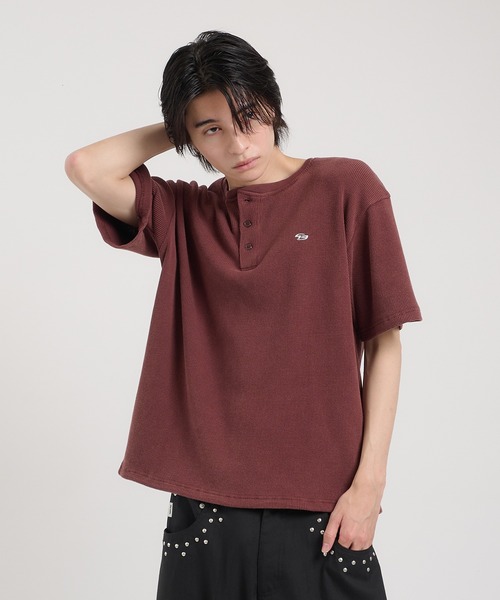 Perushu（ペルーシュ）の「ワッフルヘンリーネックワンポイント刺繍Tシャツ（Tシャツ/カットソー・メンズ・ブラック/バーガンディー/ピンク/グリーン・MEDIUM/LARGE）」の4枚目の写真