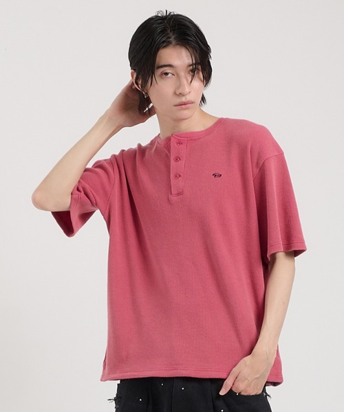 Perushu（ペルーシュ）の「ワッフルヘンリーネックワンポイント刺繍Tシャツ（Tシャツ/カットソー・メンズ・ブラック/バーガンディー/ピンク/グリーン・MEDIUM/LARGE）」の3枚目の写真