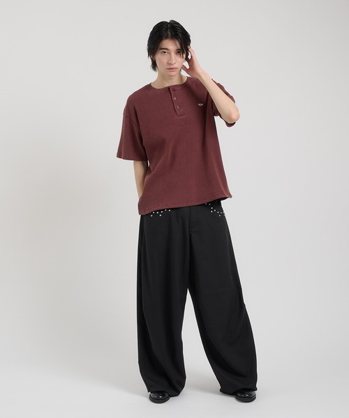 Perushu（ペルーシュ）の「ワッフルヘンリーネックワンポイント刺繍Tシャツ（Tシャツ/カットソー・メンズ・ブラック/バーガンディー/ピンク/グリーン・MEDIUM/LARGE）」の5枚目の写真