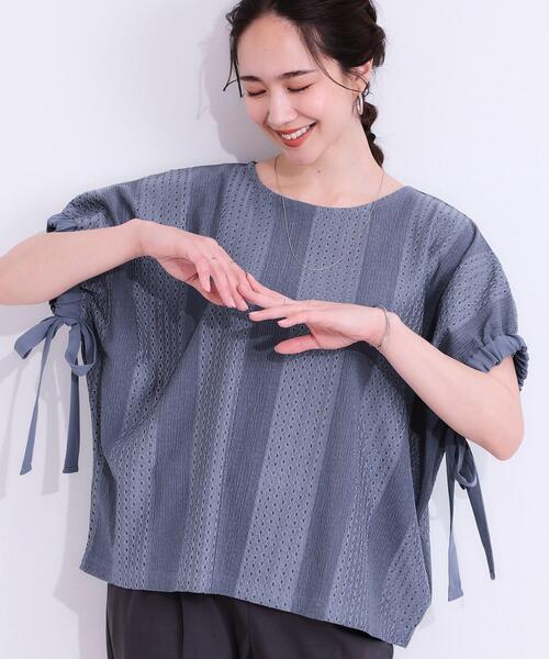 DRESKIP（ドレスキップ）の「【S-LL/二の腕カバー】お袖ギャザーリボン アイレット刺繍トップス（シャツ/ブラウス・レディース・ブルー/アイボリー/ブラック・01/02/03/04）」の3枚目の写真