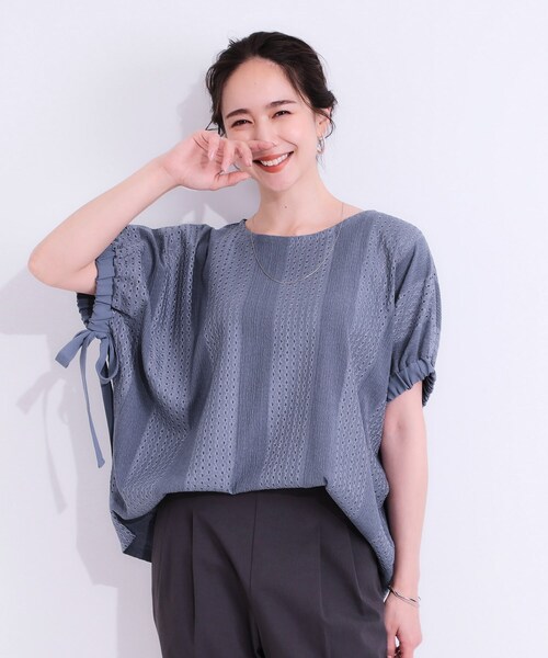 DRESKIP（ドレスキップ）の「【S-LL/二の腕カバー】お袖ギャザーリボン アイレット刺繍トップス（シャツ/ブラウス・レディース・ブルー/アイボリー/ブラック・01/02/03/04）」の4枚目の写真