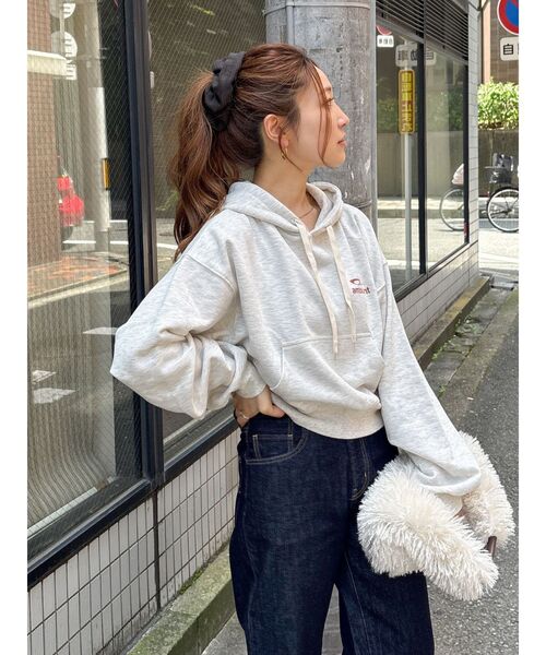 Ungrid(アングリッド)の「【WEB限定】ショートロゴプリントパーカー(パーカー・レディース・ライトグレー/ブラウン/ネイビー・FREE)」の21枚目の写真