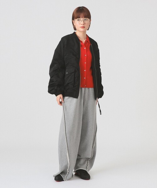 Ray BEAMS（レイビームス）の「シャーリング MA-1 ブルゾン（MA-1・レディース・ブラック/オリーブ/ベージュ・ONE SIZE）」の4枚目の写真