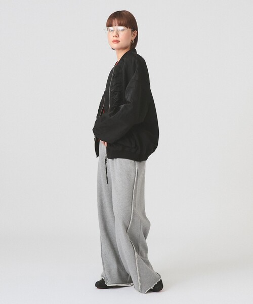 Ray BEAMS（レイビームス）の「シャーリング MA-1 ブルゾン（MA-1・レディース・ブラック/オリーブ/ベージュ・ONE SIZE）」の5枚目の写真
