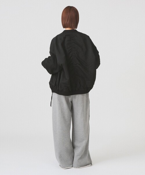 Ray BEAMS（レイビームス）の「シャーリング MA-1 ブルゾン（MA-1・レディース・ブラック/オリーブ/ベージュ・ONE SIZE）」の6枚目の写真