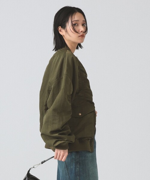 Ray BEAMS（レイビームス）の「シャーリング MA-1 ブルゾン（MA-1・レディース・ブラック/オリーブ/ベージュ・ONE SIZE）」の19枚目の写真