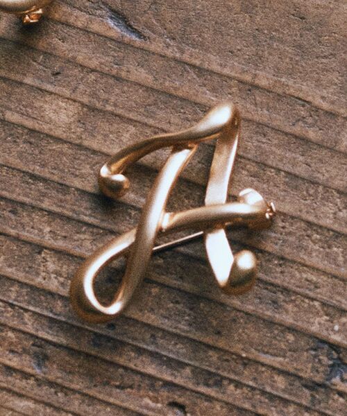 earth music&ecology(アースミュージックアンドエコロジー)の「イニシャルブローチ(ブローチ/コサージュ・レディース・A/M/Y/K/S・FREE)」の1枚目の写真