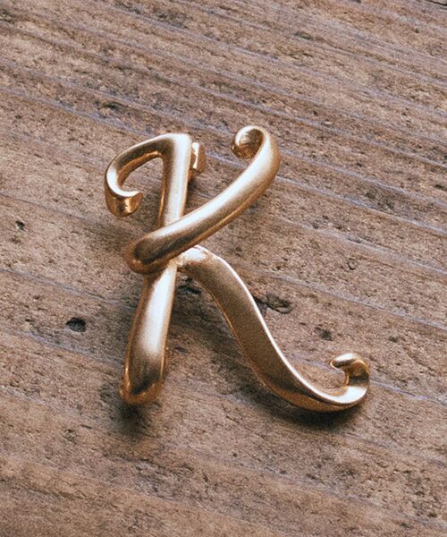 earth music&ecology(アースミュージックアンドエコロジー)の「イニシャルブローチ(ブローチ/コサージュ・レディース・A/M/Y/K/S・FREE)」の2枚目の写真