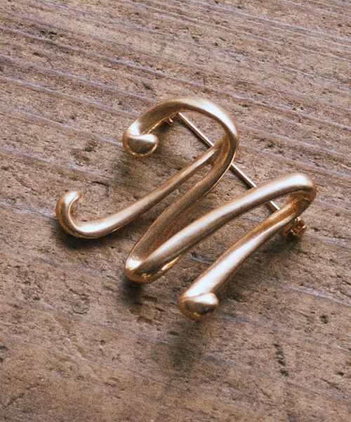 earth music&ecology(アースミュージックアンドエコロジー)の「イニシャルブローチ(ブローチ/コサージュ・レディース・A/M/Y/K/S・FREE)」の3枚目の写真