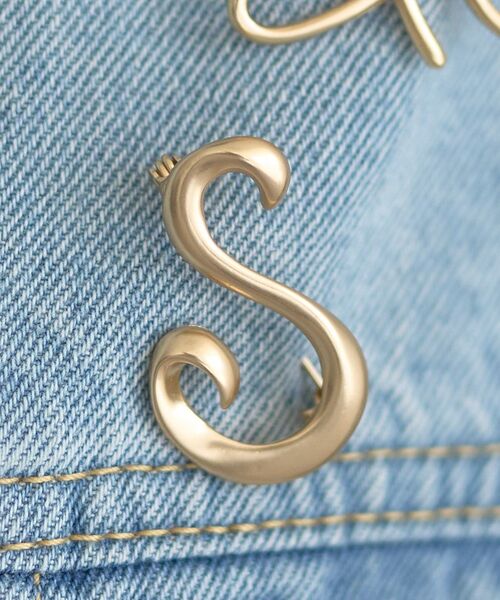 earth music&ecology(アースミュージックアンドエコロジー)の「イニシャルブローチ(ブローチ/コサージュ・レディース・A/M/Y/K/S・FREE)」の4枚目の写真