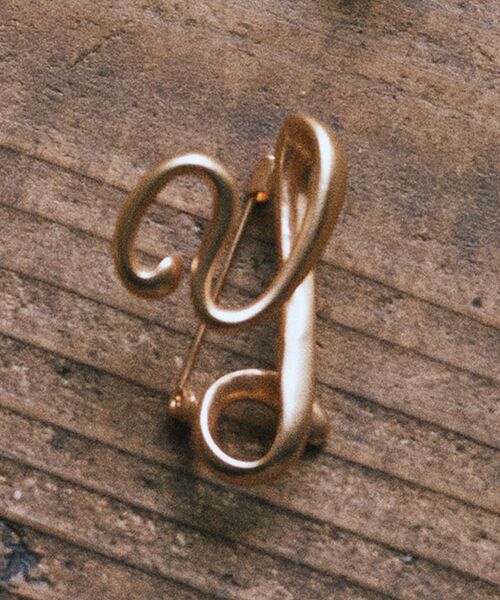 earth music&ecology(アースミュージックアンドエコロジー)の「イニシャルブローチ(ブローチ/コサージュ・レディース・A/M/Y/K/S・FREE)」の5枚目の写真