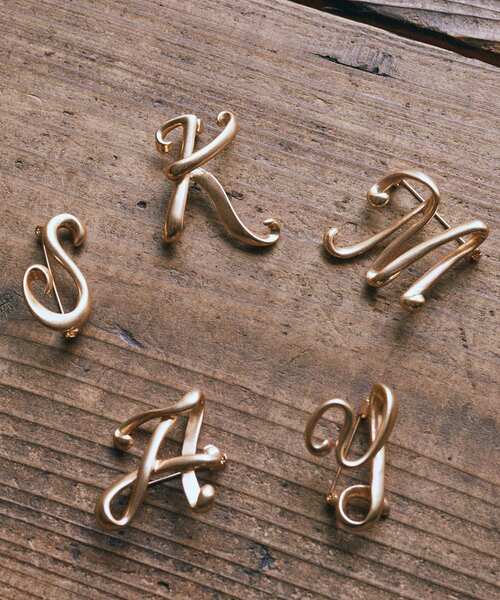 earth music&ecology(アースミュージックアンドエコロジー)の「イニシャルブローチ(ブローチ/コサージュ・レディース・A/M/Y/K/S・FREE)」の6枚目の写真