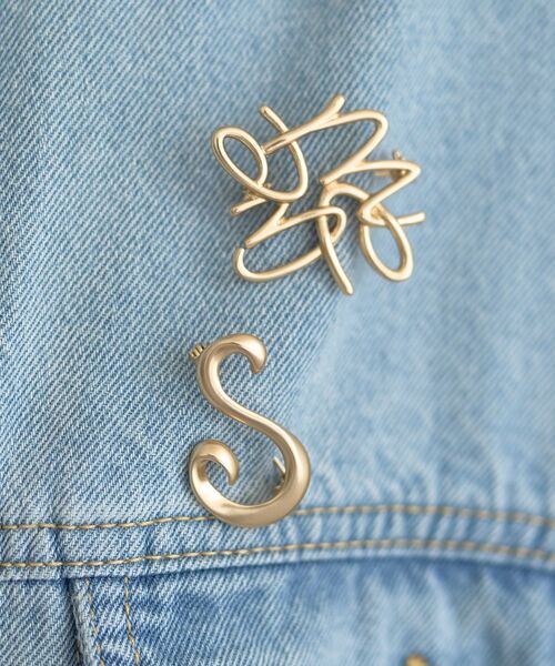 earth music&ecology(アースミュージックアンドエコロジー)の「イニシャルブローチ(ブローチ/コサージュ・レディース・A/M/Y/K/S・FREE)」の7枚目の写真