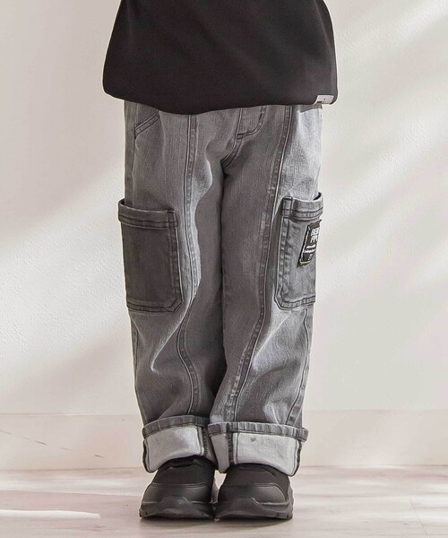 BeBe Petits Pois Vert（ベベプチポワヴェール）の「【店舗限定】ポケットストレッチデニムロングパンツ（デニムパンツ・キッズ・ブラック/ネイビー・160cm/140cm/130cm/120cm/100cm/110cm/150cm）」の2枚目の写真