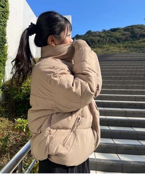 ARCADE（アーケード）の「オーバーサイズ ショート丈 リブ付き ボリューム衿 エコダウンジャケット -ARCADE Limited Line-（ダウンジャケット/コート・レディース・ブラック/グレイッシュベージュ/アイボリー・FREE）」の3枚目の写真