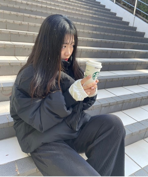 ARCADE（アーケード）の「オーバーサイズ ショート丈 リブ付き ボリューム衿 エコダウンジャケット -ARCADE Limited Line-（ダウンジャケット/コート・レディース・ブラック/グレイッシュベージュ/アイボリー・FREE）」の4枚目の写真