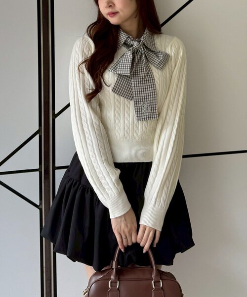 continuer de NICE CLAUP（コンティニューデナイスクラップ）の「リボンタイケーブルニットプルオーバー（ニット/セーター・レディース・トップグレー/ボルドー/ネイビー/アイボリー/ブルー系その他/ホワイト系その他・FREE）」の2枚目の写真