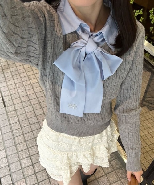 continuer de NICE CLAUP（コンティニューデナイスクラップ）の「リボンタイケーブルニットプルオーバー（ニット/セーター・レディース・トップグレー/ボルドー/ネイビー/アイボリー/ブルー系その他/ホワイト系その他・FREE）」の3枚目の写真