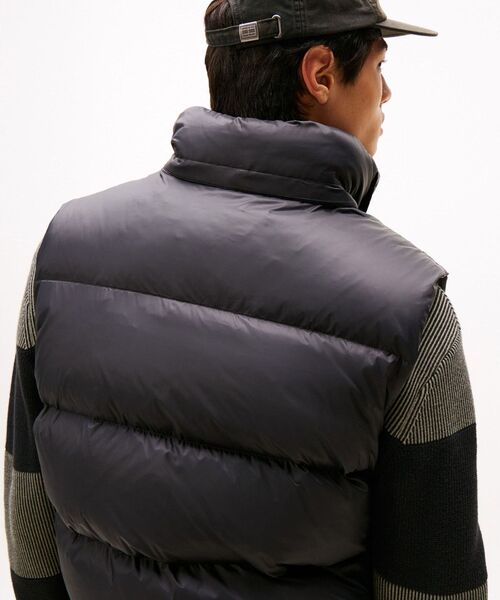 tommy jeans(トミー ジーンズ)の「エッセンシャルダウンベスト(ダウンベスト・メンズ・グリーン/ブラック/ネイビー・MEDIUM/X-LARGE/SMALL/LARGE)」の4枚目の写真