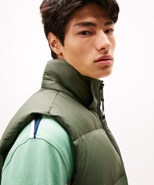 tommy jeans(トミー ジーンズ)の「エッセンシャルダウンベスト(ダウンベスト・メンズ・グリーン/ブラック/ネイビー・MEDIUM/X-LARGE/SMALL/LARGE)」の9枚目の写真