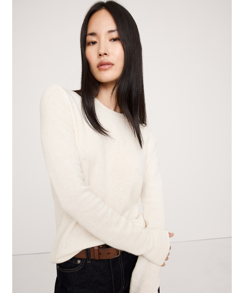 Banana Republic（バナナリパブリック）の「ライトウェイト カシミヤ クルーネックセーター（ニット/セーター・レディース・アイボリー/ブラック/ライトグレー/ブルー/ベージュ/レッド系その他/オレンジ/クリーム・S/L/XS/M）」の2枚目の写真