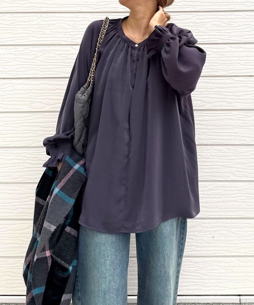 Q（キュー）の「ライトピーチギャザーシャーリングブラウス（シャツ/ブラウス・レディース・マスタード/ダークグレー・MEDIUM）」の2枚目の写真