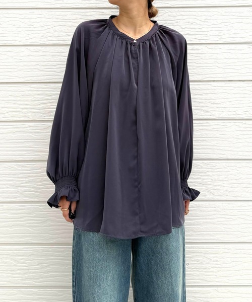 Q（キュー）の「ライトピーチギャザーシャーリングブラウス（シャツ/ブラウス・レディース・マスタード/ダークグレー・MEDIUM）」の18枚目の写真