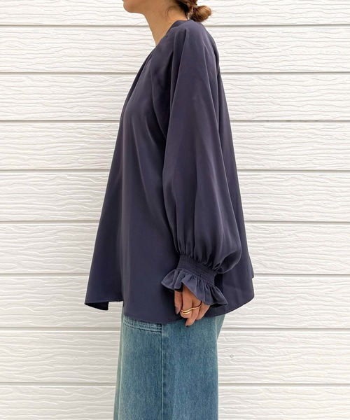 Q（キュー）の「ライトピーチギャザーシャーリングブラウス（シャツ/ブラウス・レディース・マスタード/ダークグレー・MEDIUM）」の17枚目の写真