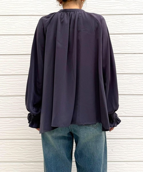 Q（キュー）の「ライトピーチギャザーシャーリングブラウス（シャツ/ブラウス・レディース・マスタード/ダークグレー・MEDIUM）」の16枚目の写真