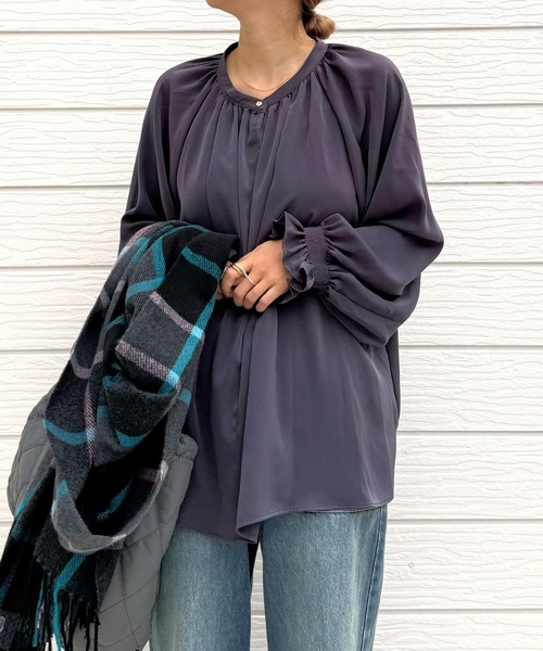 Q（キュー）の「ライトピーチギャザーシャーリングブラウス（シャツ/ブラウス・レディース・マスタード/ダークグレー・MEDIUM）」の15枚目の写真