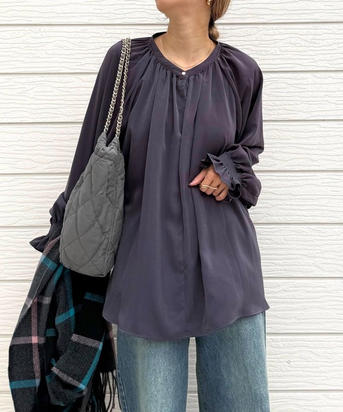 Q（キュー）の「ライトピーチギャザーシャーリングブラウス（シャツ/ブラウス・レディース・マスタード/ダークグレー・MEDIUM）」の14枚目の写真