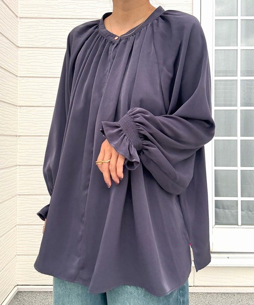 Q（キュー）の「ライトピーチギャザーシャーリングブラウス（シャツ/ブラウス・レディース・マスタード/ダークグレー・MEDIUM）」の12枚目の写真