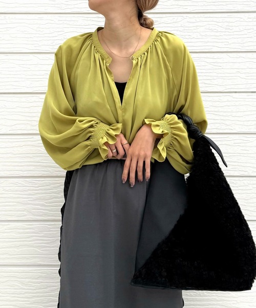 Q（キュー）の「ライトピーチギャザーシャーリングブラウス（シャツ/ブラウス・レディース・マスタード/ダークグレー・MEDIUM）」の11枚目の写真