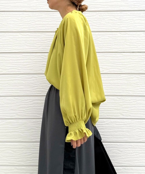 Q（キュー）の「ライトピーチギャザーシャーリングブラウス（シャツ/ブラウス・レディース・マスタード/ダークグレー・MEDIUM）」の10枚目の写真