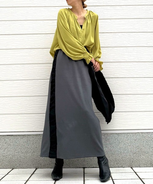 Q（キュー）の「ライトピーチギャザーシャーリングブラウス（シャツ/ブラウス・レディース・マスタード/ダークグレー・MEDIUM）」の6枚目の写真