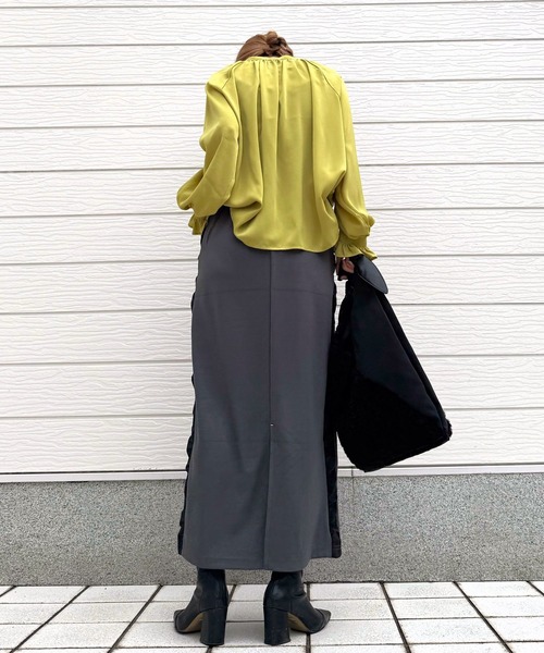 Q（キュー）の「ライトピーチギャザーシャーリングブラウス（シャツ/ブラウス・レディース・マスタード/ダークグレー・MEDIUM）」の4枚目の写真