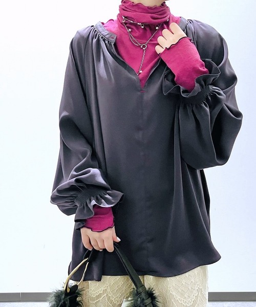 Q（キュー）の「ライトピーチギャザーシャーリングブラウス（シャツ/ブラウス・レディース・マスタード/ダークグレー・MEDIUM）」の3枚目の写真