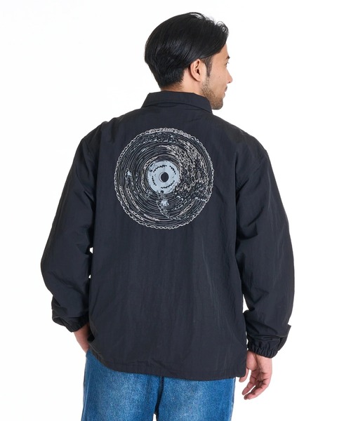 BILLABONG(ビラボン)の「BILLABONG メンズ WAVE MANDALA ジャケット 【2025年秋冬モデル】 @autumn /ビラボンバックプリントコーチジャケット(ブルゾン・メンズ・ブラック・LARGE/X-LARGE/MEDIUM)」の1枚目の写真