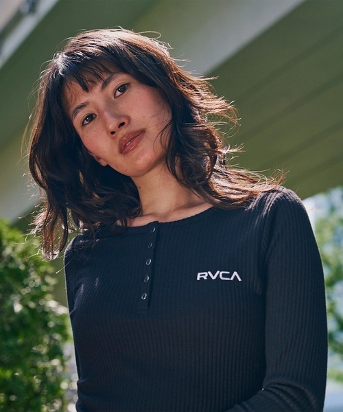 RVCA（ルーカ）の「RVCA レディース HENRY NECK SLIM DRESS ワンピース 【2025年秋冬モデル】 @autumn/ルーカヘンリーネックスリムワンピース（ワンピース・レディース・ブラック/マルチ/グレー系その他・MEDIUM/LARGE/SMALL）」の5枚目の写真